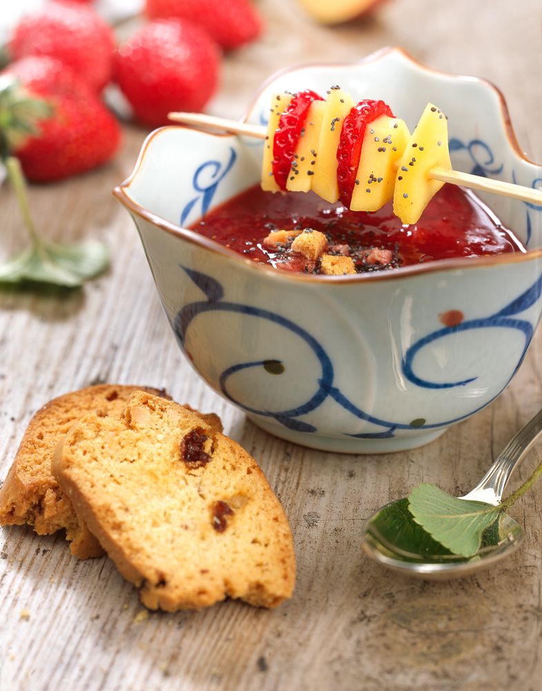 Brocheta de fruta con sopa de fresas