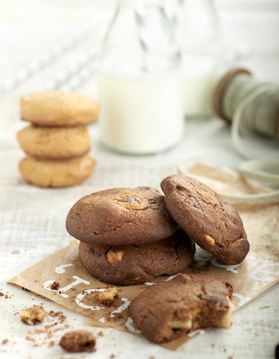 Cookies de cacao con almendras y chocolate blanco