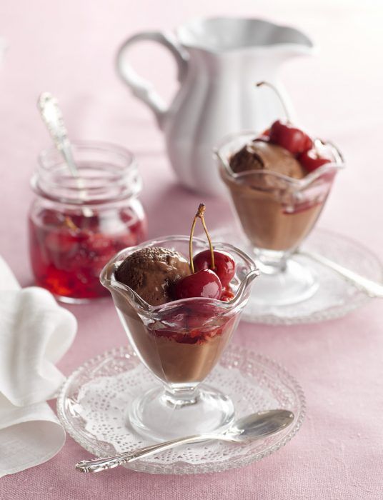 helado-chocolate-cerezas-confitadas
