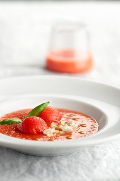 Sopa de tomate y sandía con aceite de albahaca