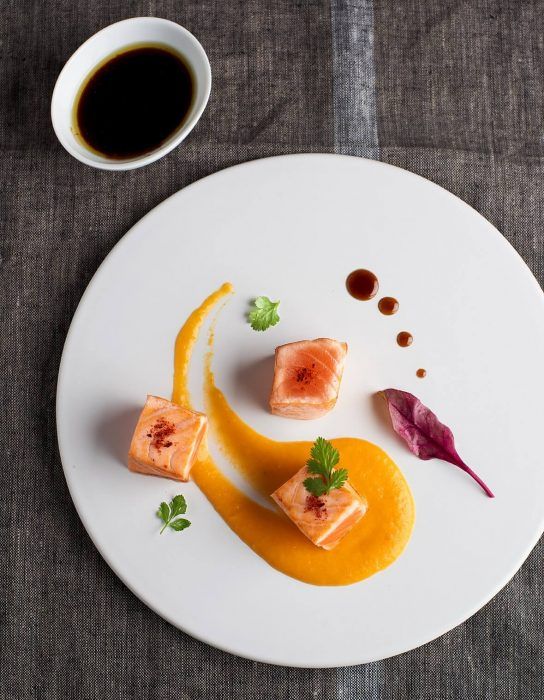 Te proponemos una idea genial para preparar de aperitivo: Dados de salmón teriyaki sobre lágrima de puré de calabaza.