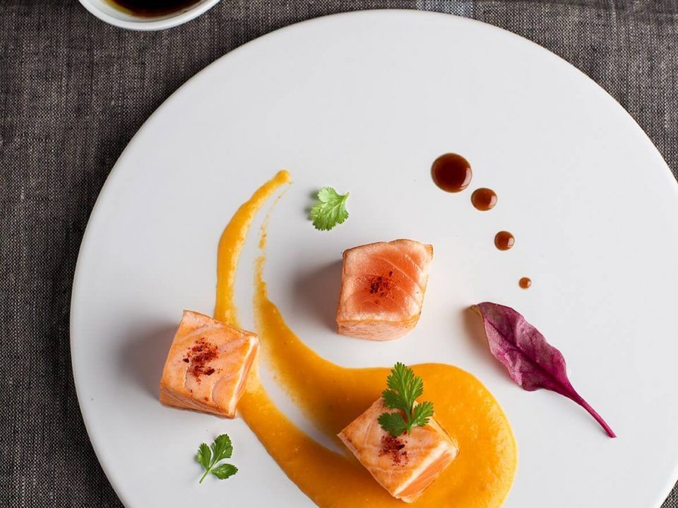 Te proponemos una idea genial para preparar de aperitivo: Dados de salmón teriyaki sobre lágrima de puré de calabaza.