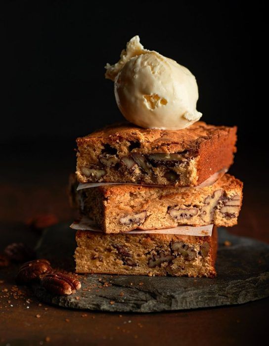 Brownie de chocolate blanco con nueces pecanas