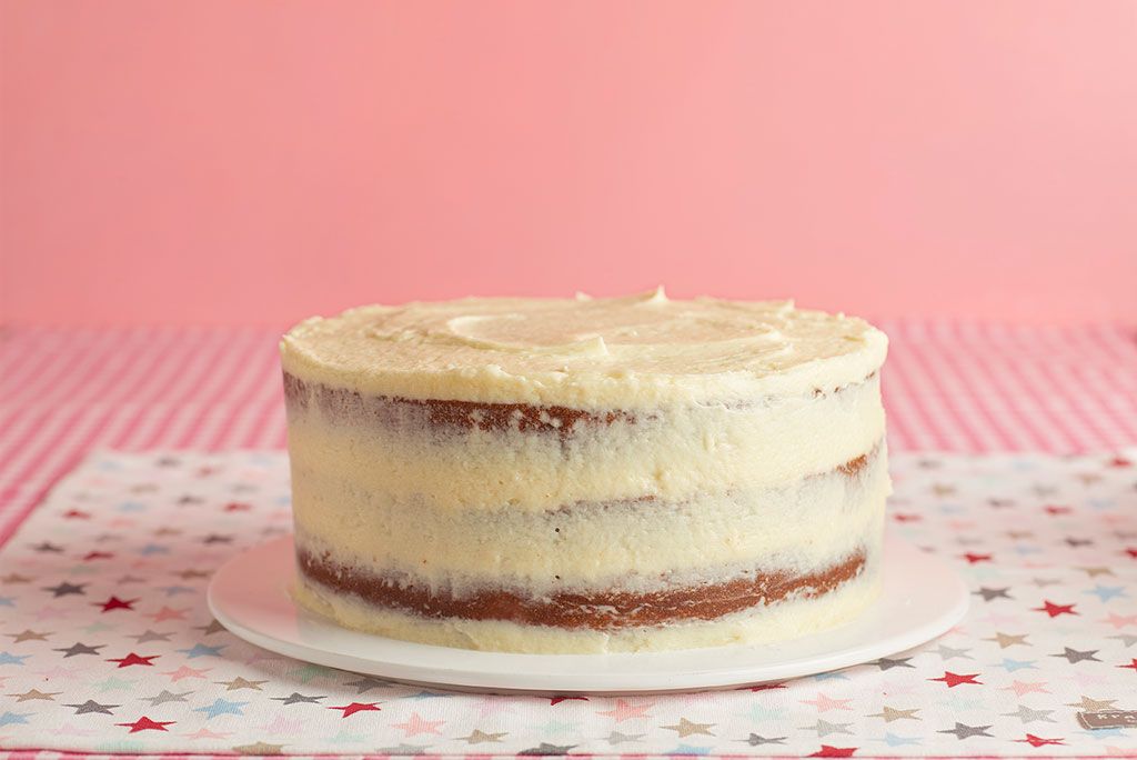 naked-cake-buttercream-chocolate-blanco-rojos-rosas-2