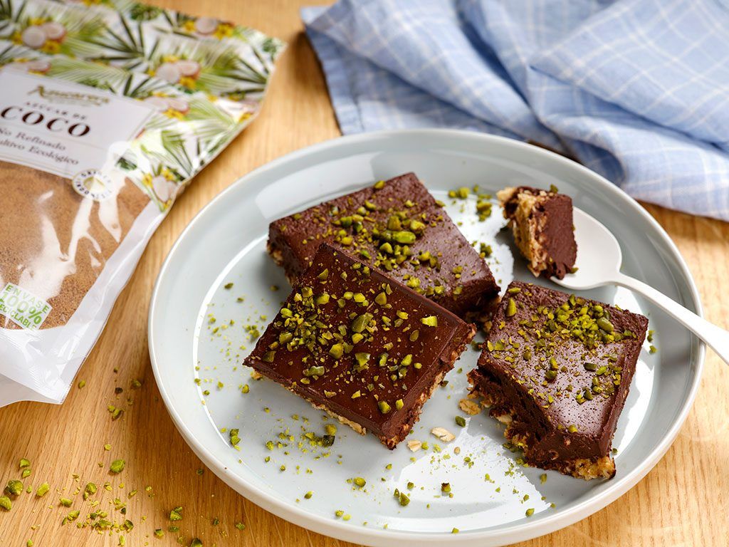 Cuadrados-de-avena-y-chocolate-con-pistachos